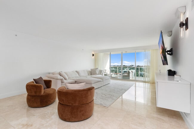 Building Photo - 20201 E Country Club Dr