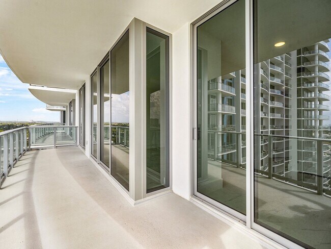 Building Photo - 220 Lake Shore Dr