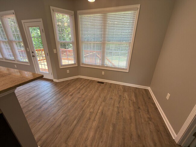 Building Photo - Beautiful Three Bedroom, Two and a half Bath home available in River Wood of Fairlawn