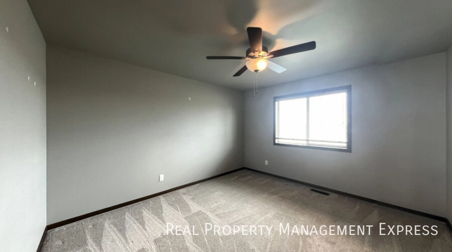 Building Photo - Modern 3 Bed, 2.5 Bath with Loft | Located in Southeast Sioux Falls
