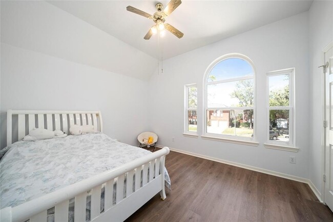 Building Photo - 2111 Scenic Hollow Ct