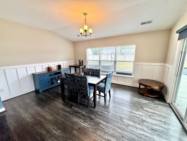 Building Photo - Beautiful open floor plan home