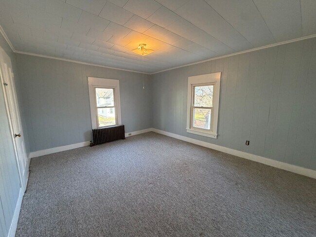 Building Photo - 35 Pleasant St