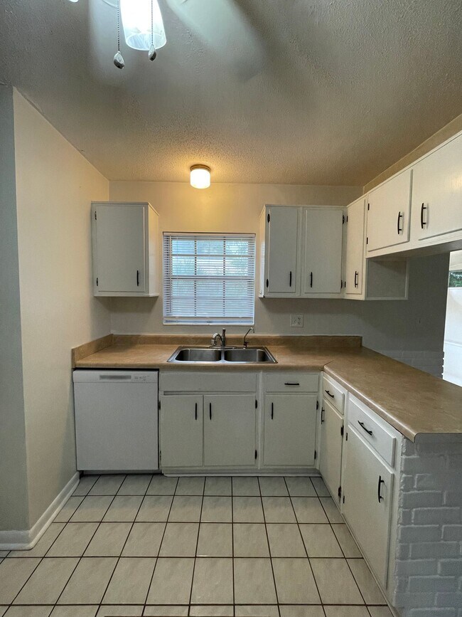 Building Photo - 48 Fawn Ln