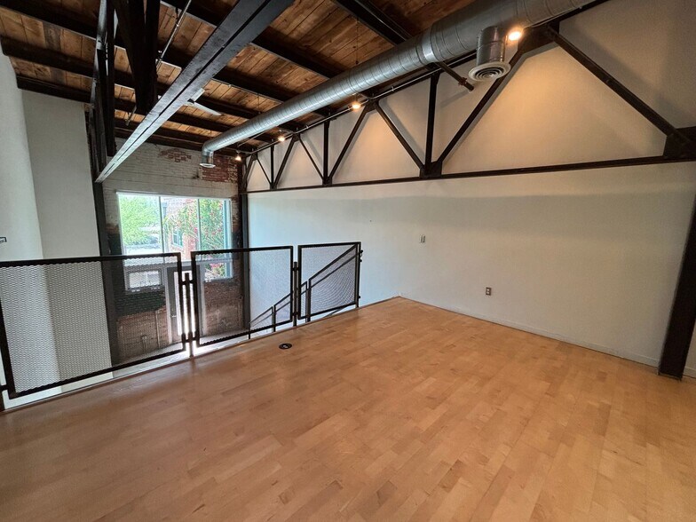 Building Photo - 1001 E 17th St