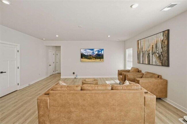 Building Photo - 305 Meuse Ln