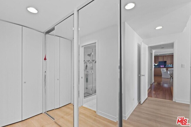 Building Photo - 2220 Ave of the Stars