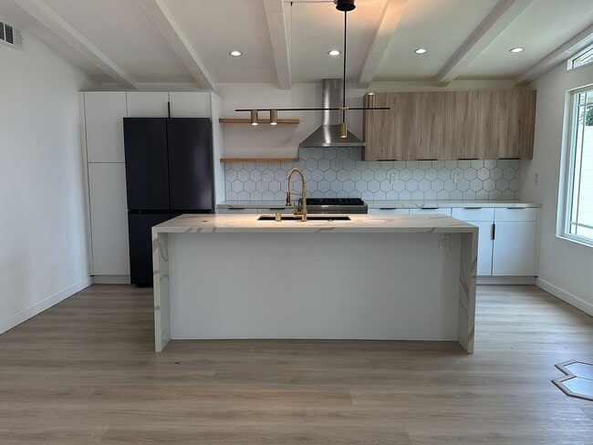 Building Photo - Spacious 3 Bed 3 Bathoom in Long Beach