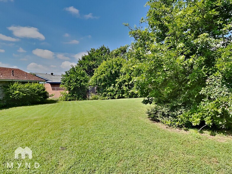 Building Photo - 3451 Pebbleshores Dr