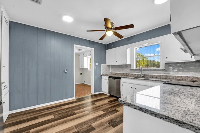 Building Photo - 200 SW 6th Ave