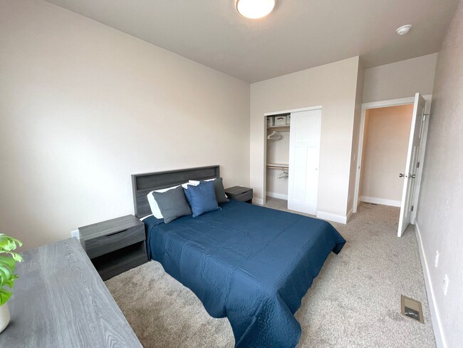 Building Photo - Bright 3br Townhome (New Build)