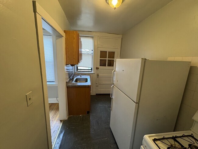Building Photo - 1708 W Lunt Ave