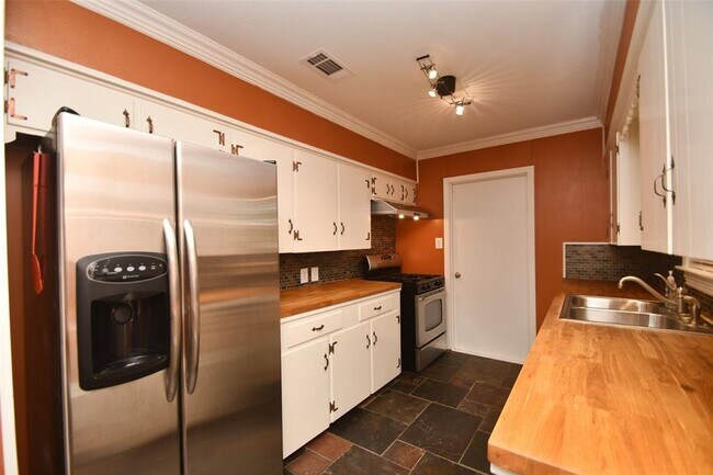 Building Photo - 5535 Berry Creek Dr