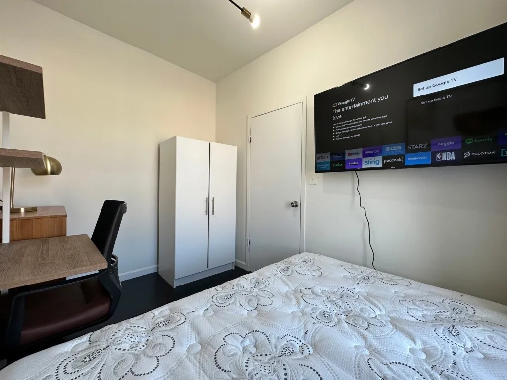 Building Photo - Furnished room/NOT APARTMENT