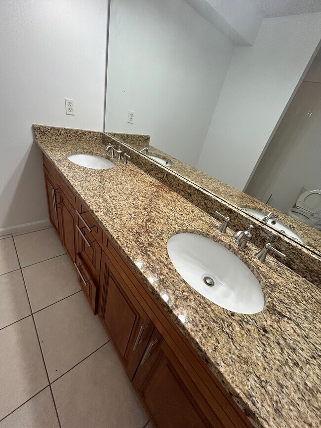 Building Photo - 13715 Richmond Park Dr N