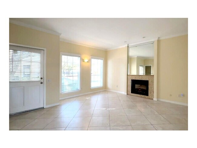 Building Photo - 11710 Southlake Dr