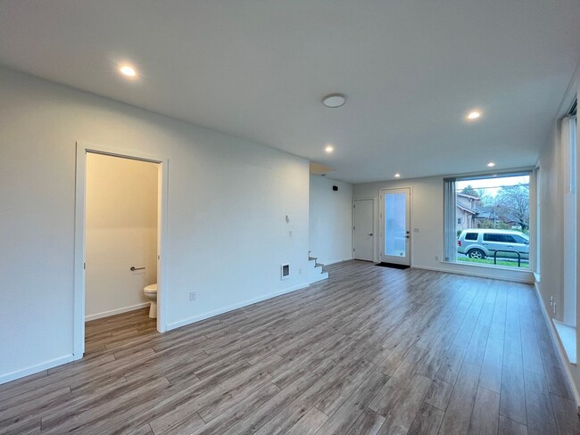 Building Photo - Beautiful 2Bed + 2.5Bath Modern Home Locat...