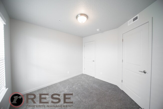 Building Photo - Beautiful Modern Orem Condo w free interne...