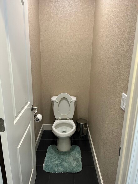 Master Restoom - 590 Selby Ln