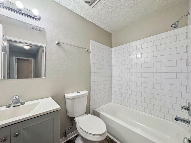 Building Photo - Move-In Ready 3 Bed Home with Garage & Fenced Yard in Tampa, FL