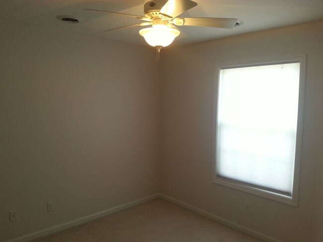 Building Photo - $200 Gift Card! 3-bed home available in Savoy!