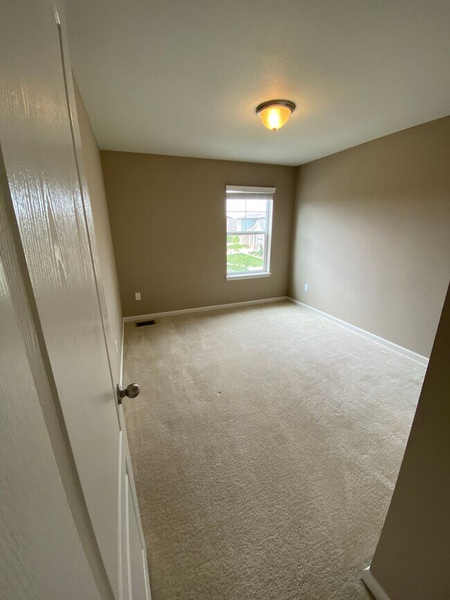 Building Photo - Lovely 4 Bedroom/3 Bathroom Erie Home - Available June!!