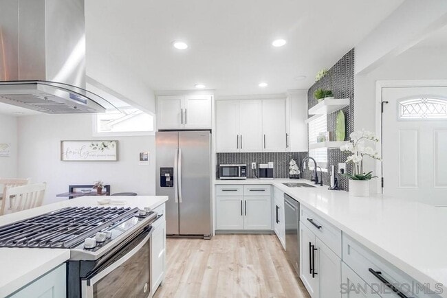 Building Photo - BEAUTIFULLY MAINTAINED AND UPDATED HOME W/JACUZZI, WASHER&DRYER