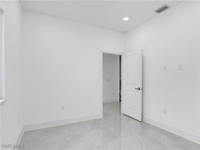 Building Photo - 2933 20th St SW