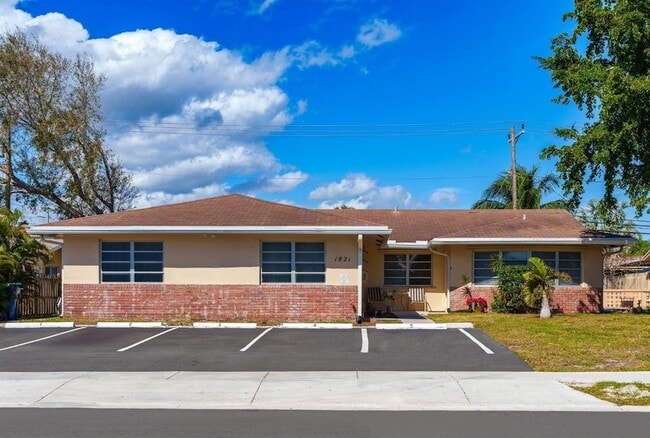 Building Photo - 1821 NE 56th St