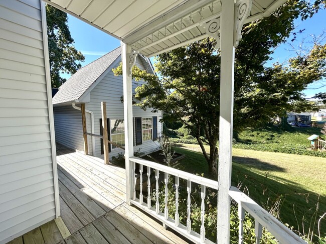 Building Photo - 3BD 2BA ONE LEVEL HOME IN COOKEVILLE CITY ...