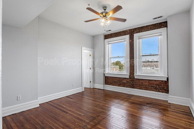 Building Photo - 1124 Hull St