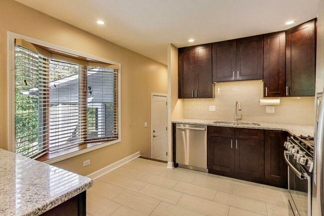 Building Photo - 1422 Dorothy Dr