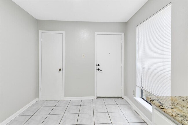 Building Photo - 21302 Park Bend Dr