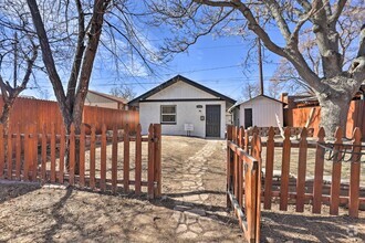 Building Photo - Charming Cottage on Huge Lot with Fenced Y...