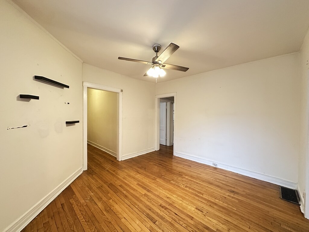 Building Photo - 824 W Waveland Ave