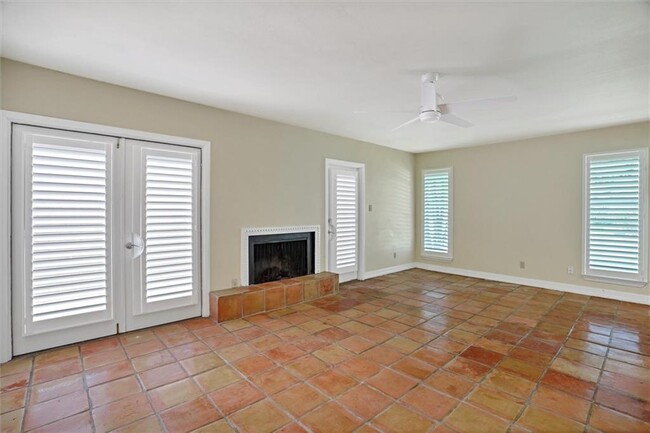 Building Photo - 3611 Las Colinas Dr