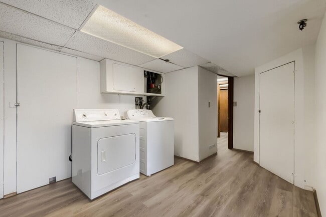 Building Photo - Recently Updated 3 Bed 2 Bath Seattle Home w/ Attached Garage!