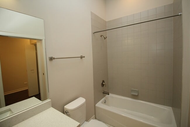 Building Photo - 1540 W Fullerton Ave