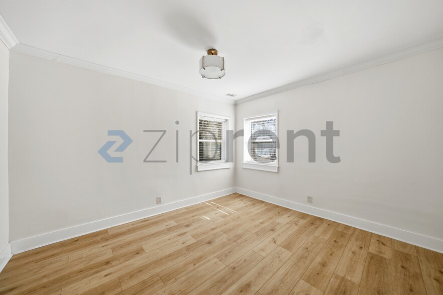 Building Photo - Unit