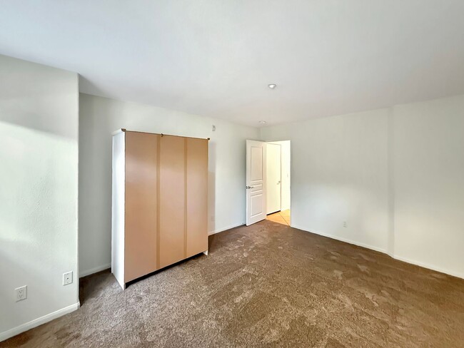 Building Photo - Great 4B/2.5BA Townhome in Santaluz!