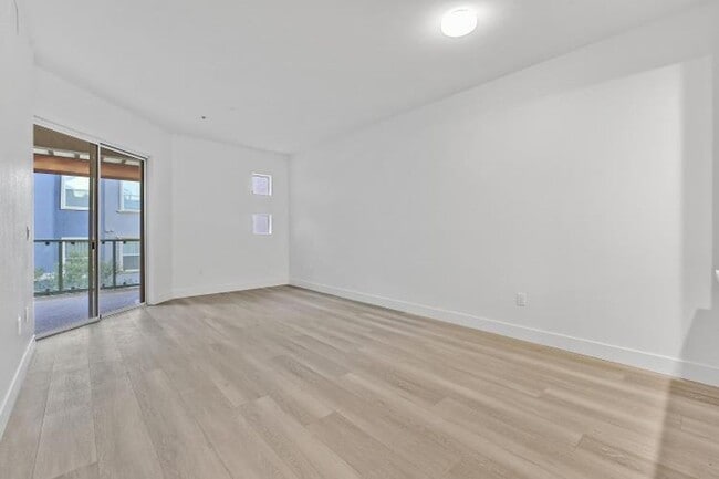 Building Photo - Beautifully Upgraded Park Avenue Condo Ava...