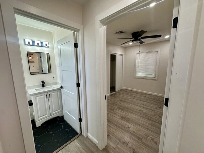 Building Photo - 1447 E Mountain View Rd