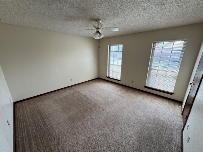 Building Photo - 207 E Hogan Dr