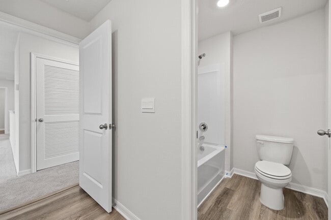 Building Photo - Spacious 5 Bedroom - Fenced In Yard!