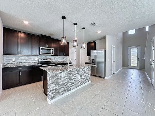 Building Photo - Wonderful like new and pet friendly home in Winter Haven