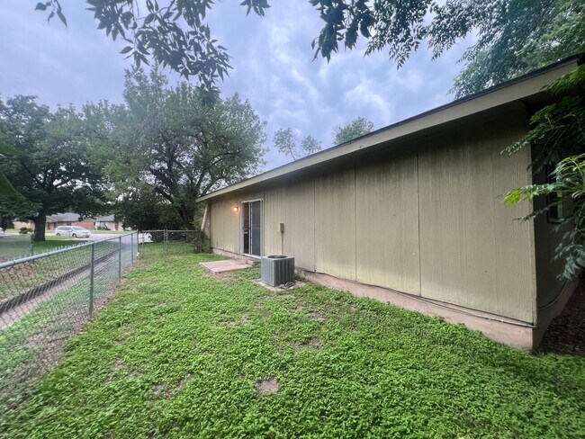 Building Photo - 2/1 with Carport / Fridge / No Carpet /Gas...