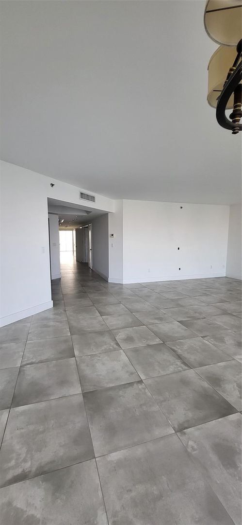 Building Photo - 2600 Island Blvd