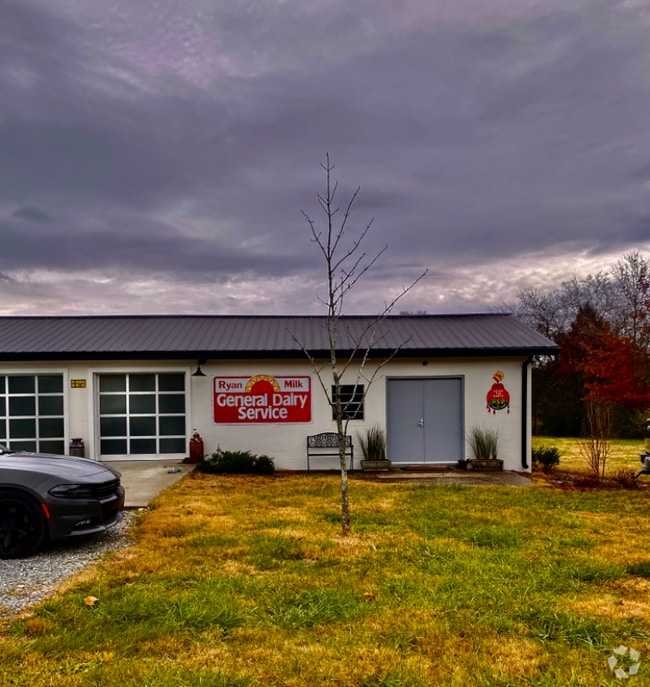 Building Photo - 4254 N Chapel Rd