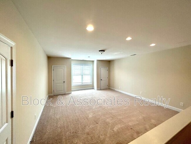 Building Photo - 706 Weavers Ridge Dr
