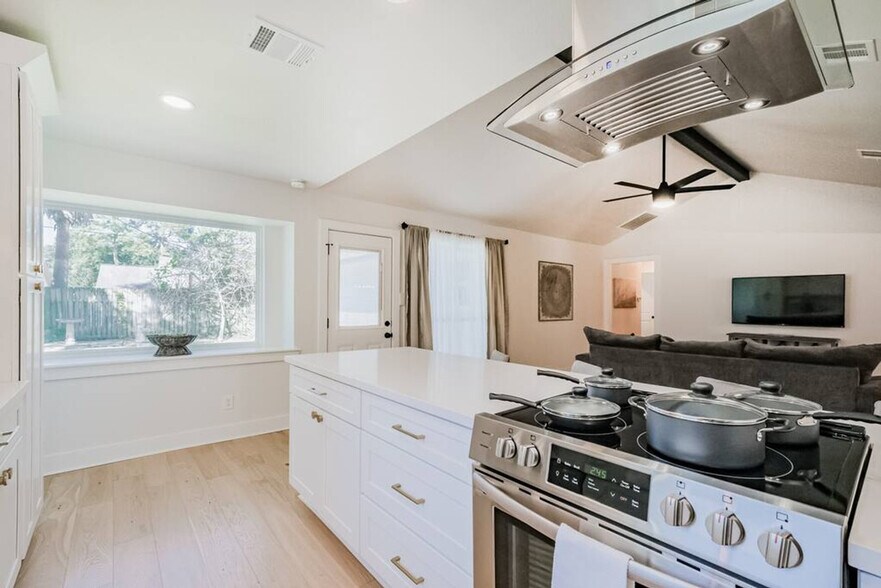 Building Photo - 6230 Rena St